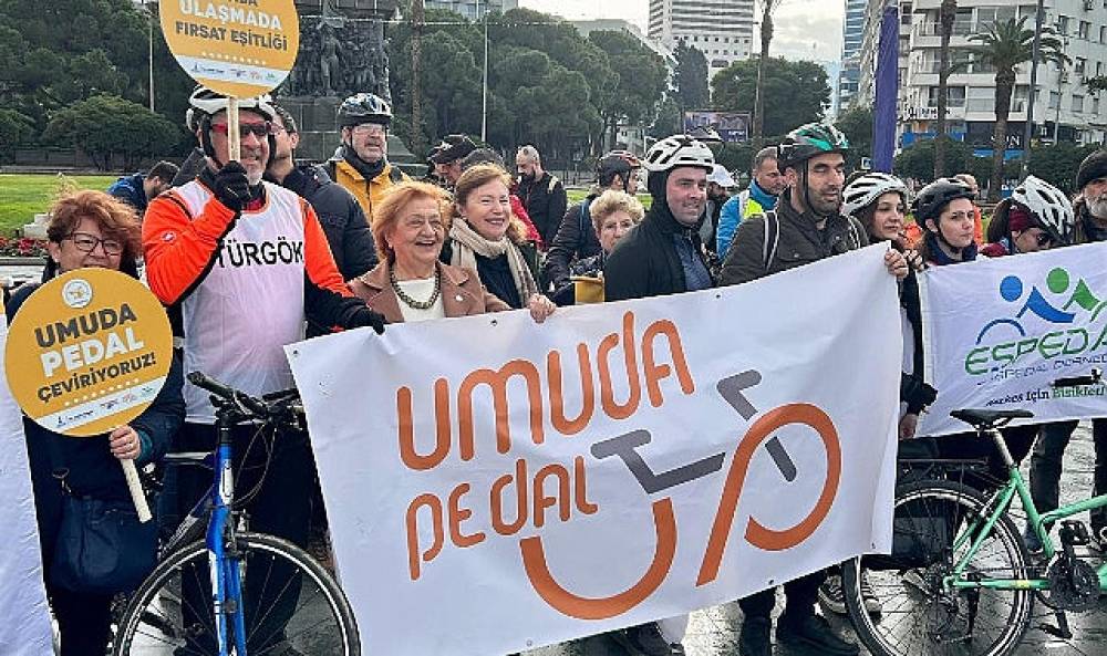 Pedallar daha fazla kabartmalı kitap için çevrildi