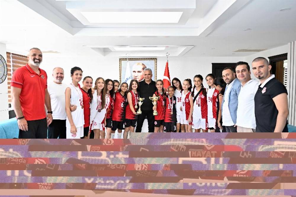 Şampiyon kızlardan Başkan Uysal'a ziyaret