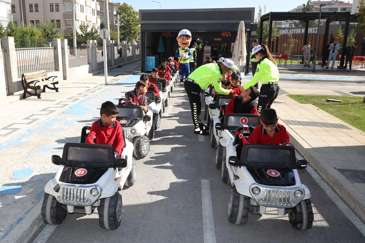 Geleceğin sürücüleri Konya Karatay'da eğitim alıyor