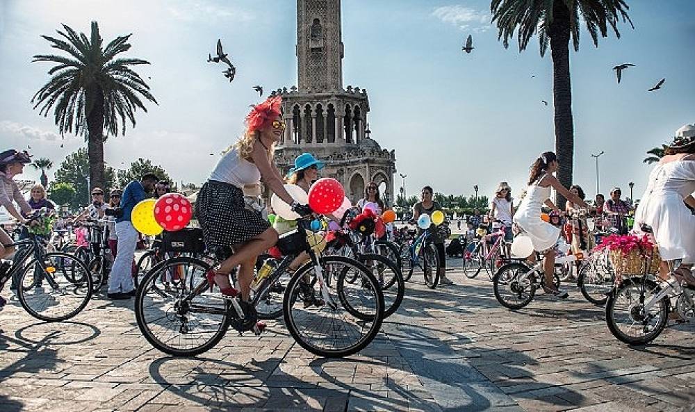 İzmir, Uluslararası Avrupa Demokrasi Başkenti Unvanı için son beşte