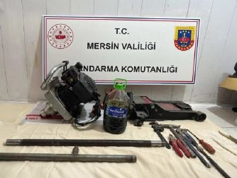 Mersin İl Jandarma Komutanlığı ekipleri kaçak kazı yapan (4) şüpheliyi suçüstü yakaladı.