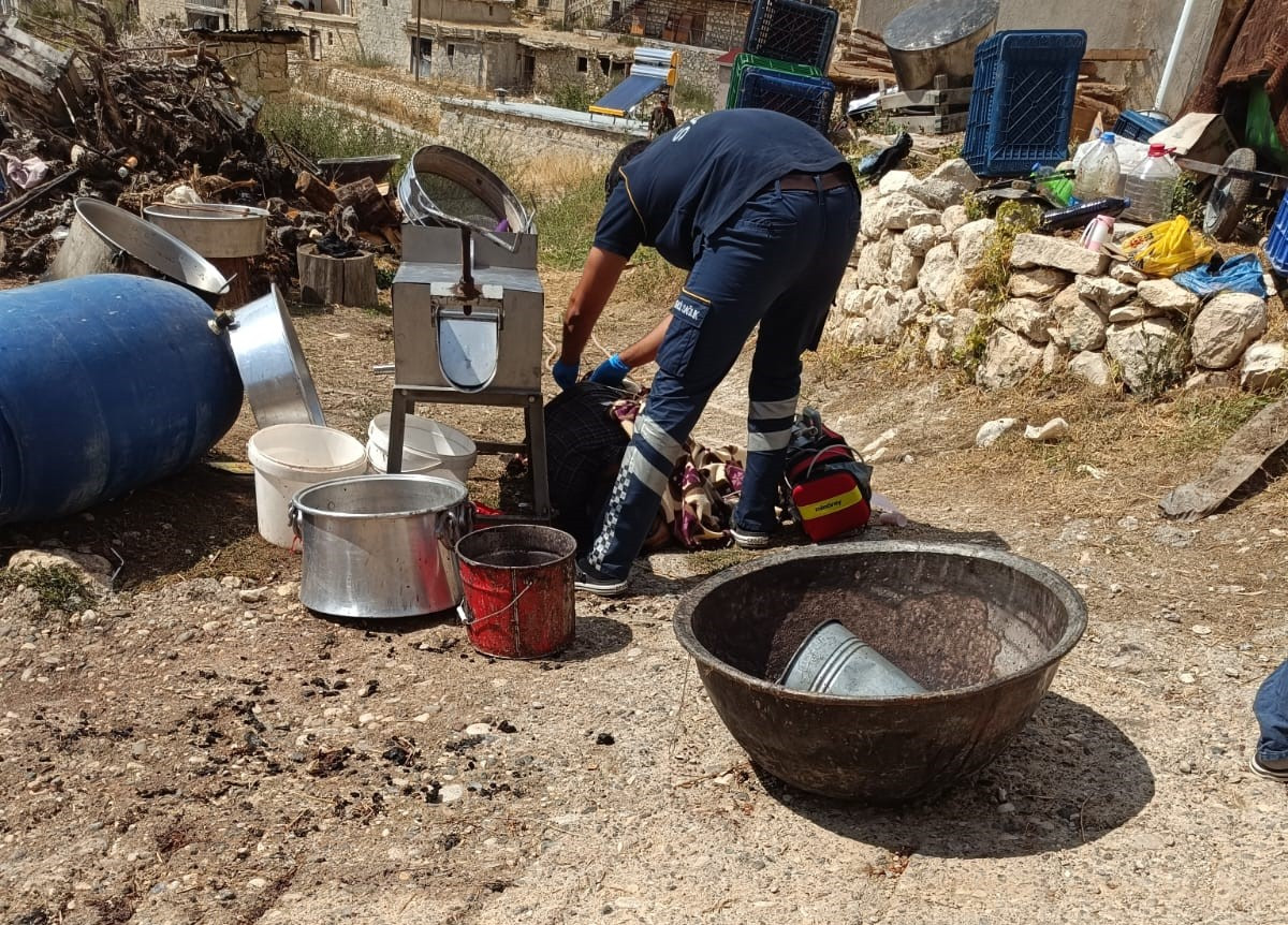 Mersin'in Mut ilçesinde tartıştıkları kişi tarafından av tüfeğiyle vurulan aynı aileden 3 kişi hayatını kaybetti.