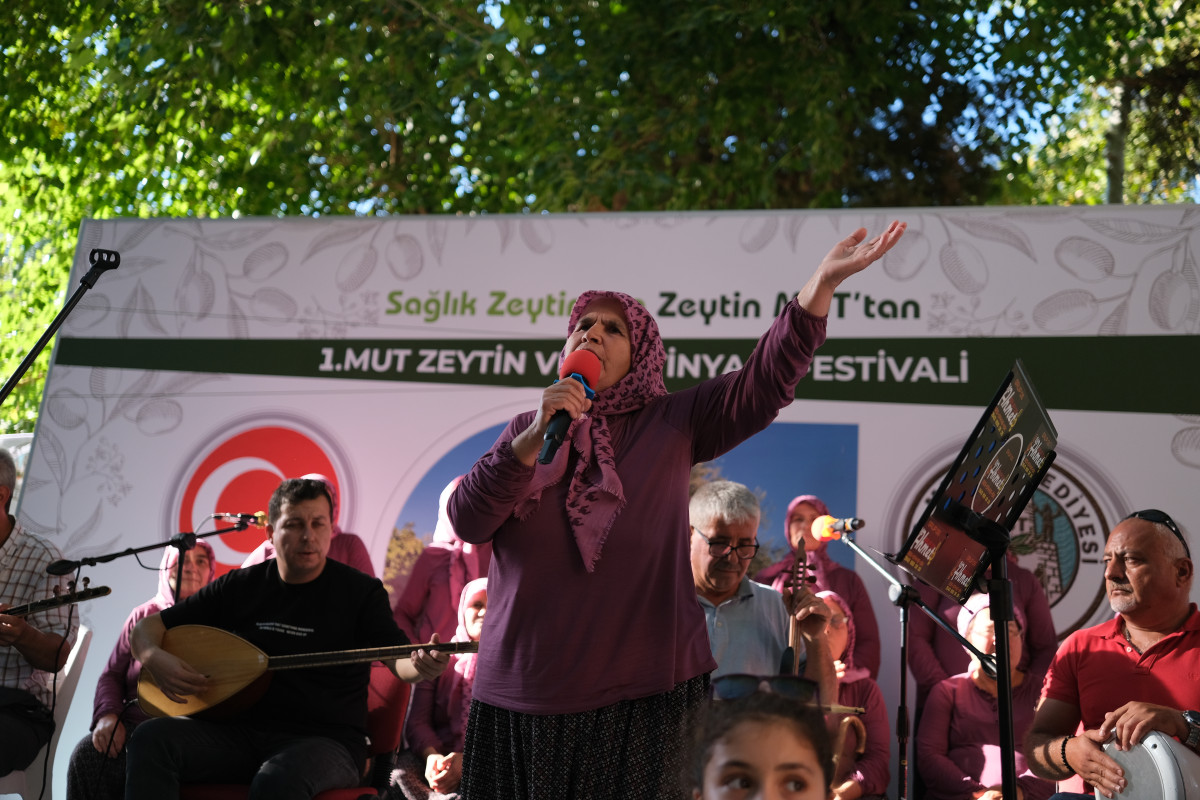 Mut Zeytin ve Zeytinyağı Festivali'nde 'şalvarlı kadınlar korosu' sahne aldı