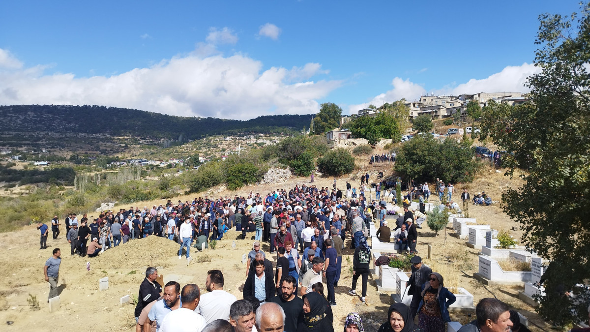 Öldürülen aile gözyaşları arasında toprağa verildi.